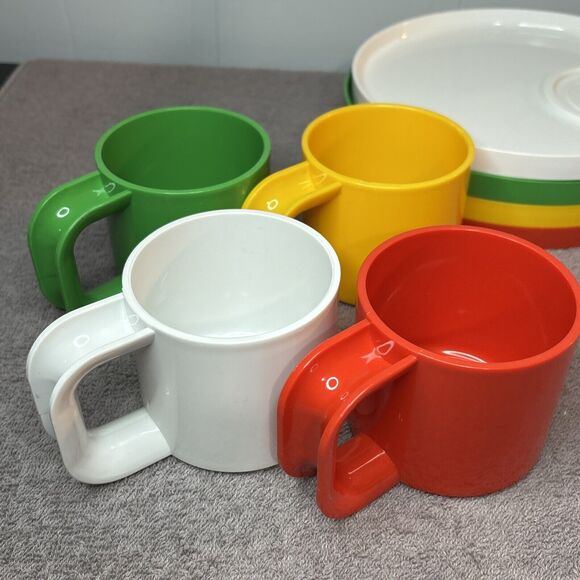 Vintage Set of 4 Plates & Mugs Ingrid Snax Stackable Plastic Melamine Cups MCM - Picture 6 of 7